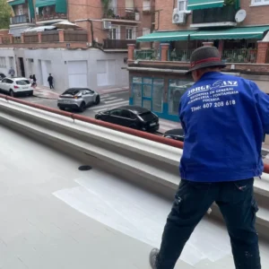 Trabajador de Jorge Sanz arreglando un tejado